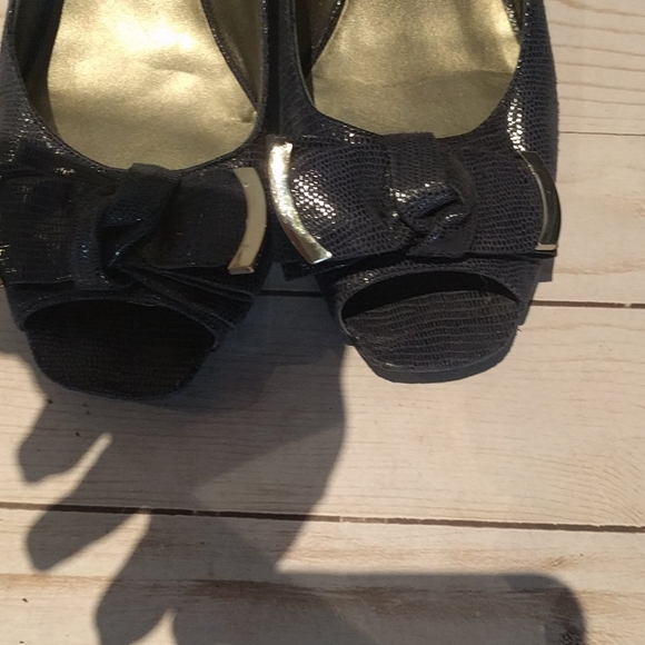 👠👠Open toe blue leather shoes by Bandolino - Picture 2 of 5